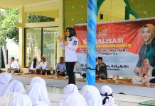 Evi Apita Maya sosialisasi 4 pilar kebangsaan dengan cara menyenangkan di Lombok Barat
