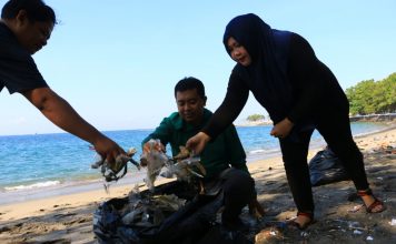 Ombak pantai Senggigi labuhkan sampah plastik, Forwan Provinsi NTB turun aksi membersihkan