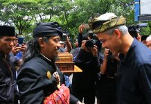 Capres Ganjar Pranowo dihadang Laskar Sasak di Bandara Internasional Lombok