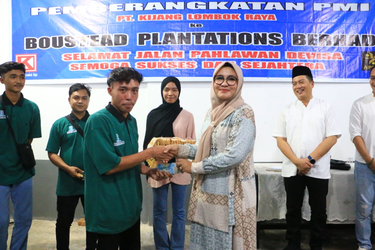 Anggota DPD RI, Evi Apita Maya menyerahkan uang tunai implementasi zero cost