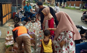 Pasca banjir, Lukman Baharun bagikan paket sembako dan air bersih untuk korban banjir
