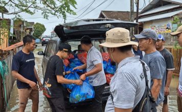 Bantuan paket sembako dan nasi bungkus oleh tim kejari Sumbawa Barat bagi warga terdampak banjir