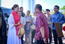 Putri Mahkota Victoria disambut tenun sasak dan minuman rempah di Lombok