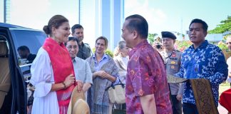 Putri Mahkota Victoria disambut tenun sasak dan minuman rempah di Lombok