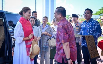 Putri Mahkota Victoria disambut tenun sasak dan minuman rempah di Lombok
